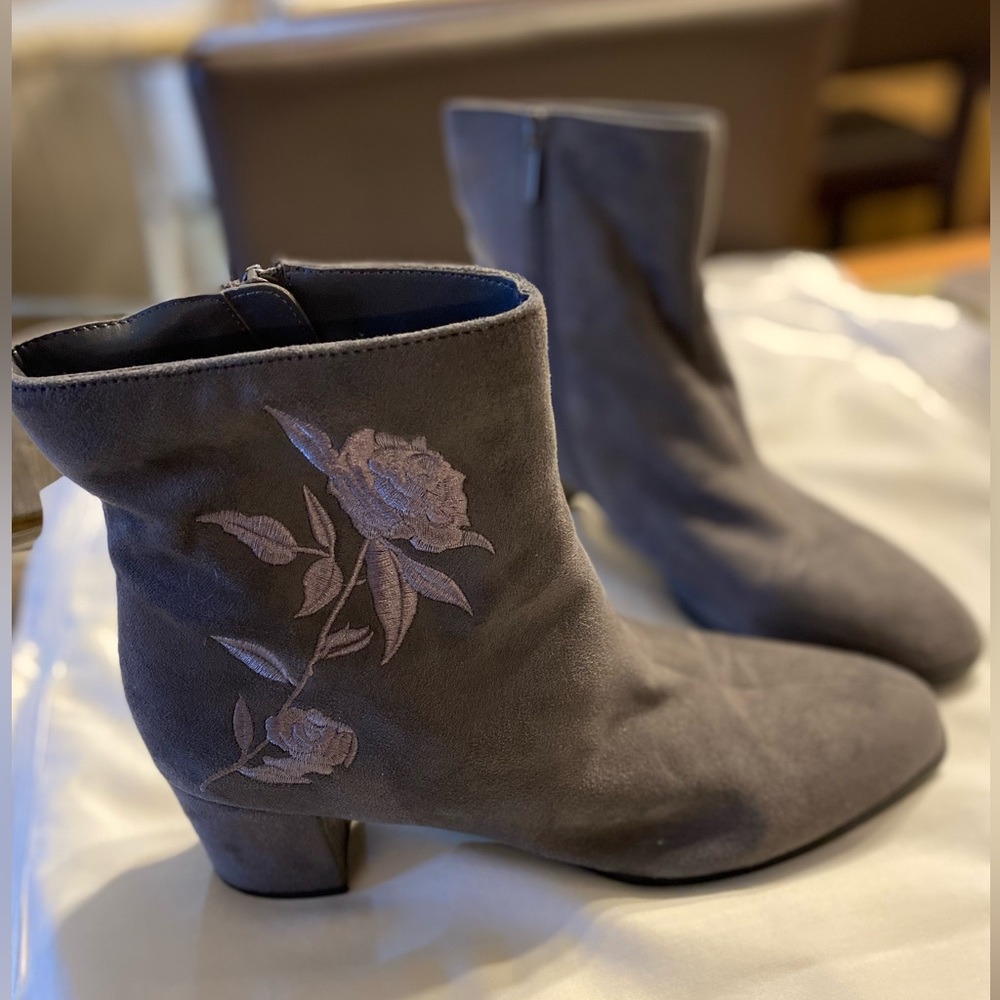 IMPO embroidered booties. Size 9.5.
